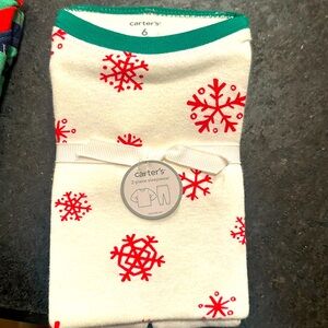 Carters 2 piece pajama set 
Snowflakes 
Size 6 months
